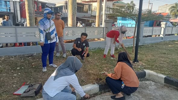 Badan Pendapatan Daerah (Bapenda) Kabupaten Mamuju turut berpartisipasi dalam kegiatan kerja bakti thumbnail