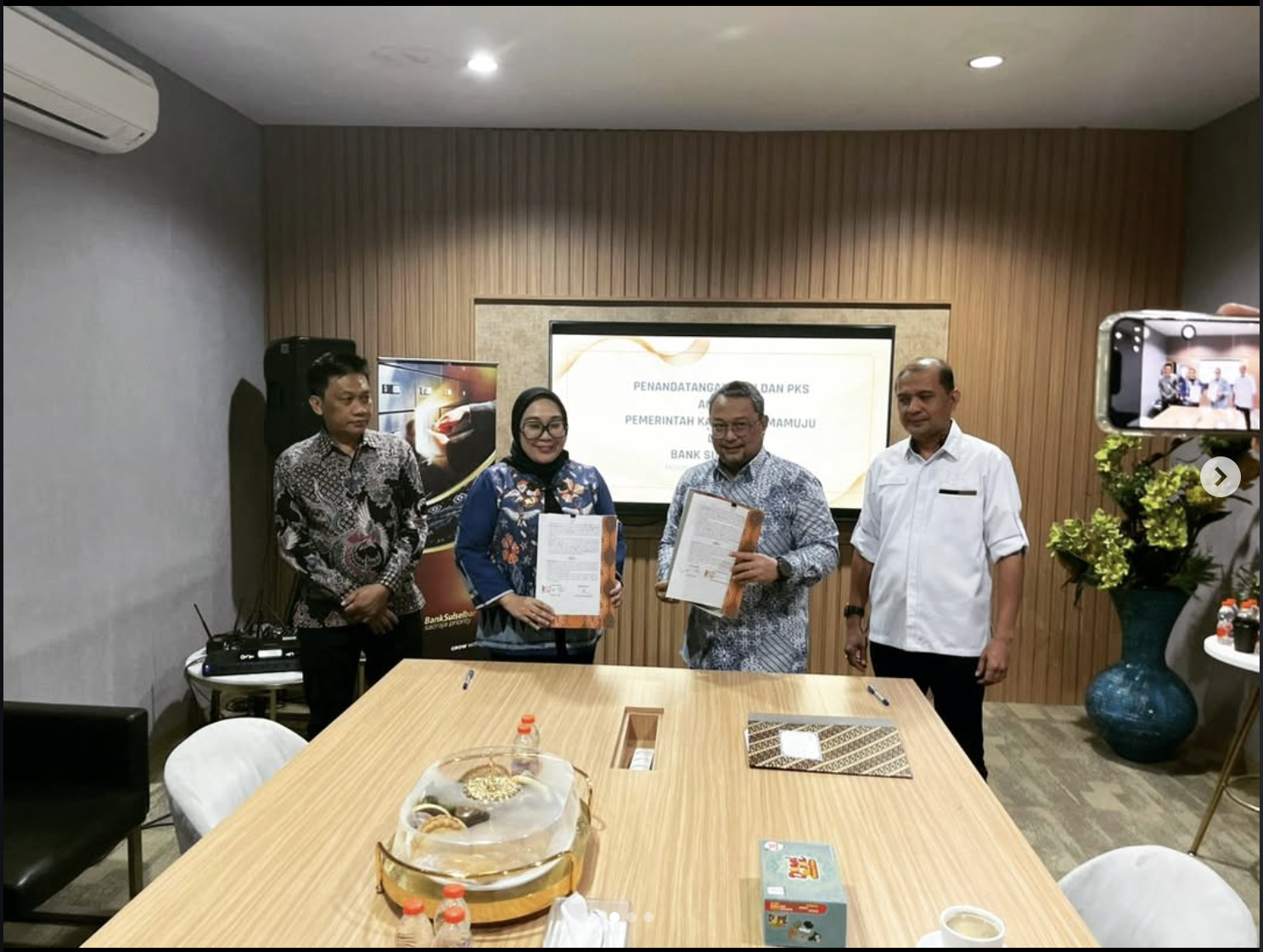 Pemerintah Kabupaten Mamuju melaksanakan penandatanganan Memorandum of Understanding (MoU) dengan Bank Sulselbar yang ditandatangani langsung oleh Bupati Mamuju, Dr. Hj. Sitti Sutinah Suhardi, SH, M.Si, bersama Direktur Operasional & Teknologi Informasi Bank Sulselbar, thumbnail